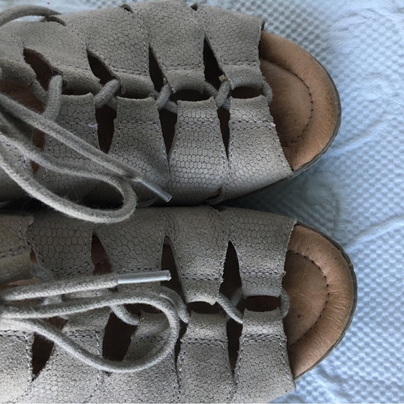EARTH | Plover leather sandals in taupe - Picture 2 of 11